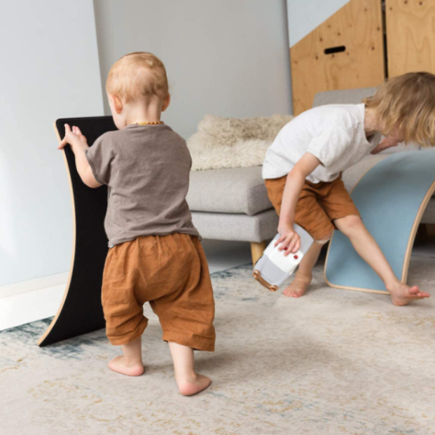 Développer la motricité libre de votre bébé par le mobilier 