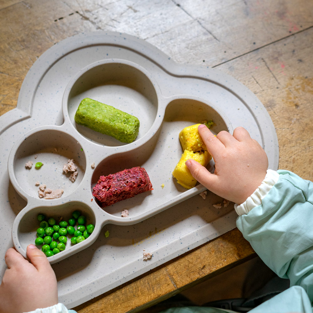 La diversification menée par l\'enfant : Oui on peut laisser bébé mettre les mains dans l\'assiette !